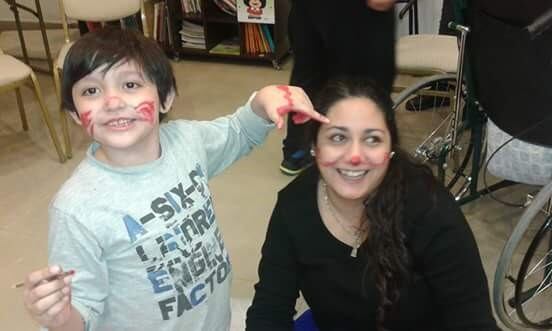 Mateo y su mamá Belén en el hospital.