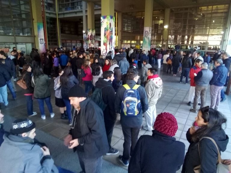 Personal no docente de la UNSL reclamó su derecho para volver a sus puestos de trabajo. Foto: Fabiola Aranda.