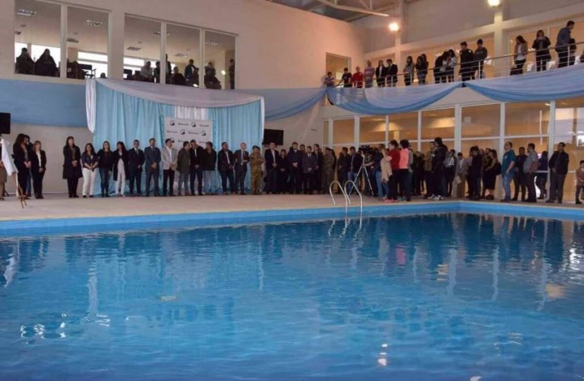 El intendente asistió a la reapertura del primer natatorio barrial municipal
