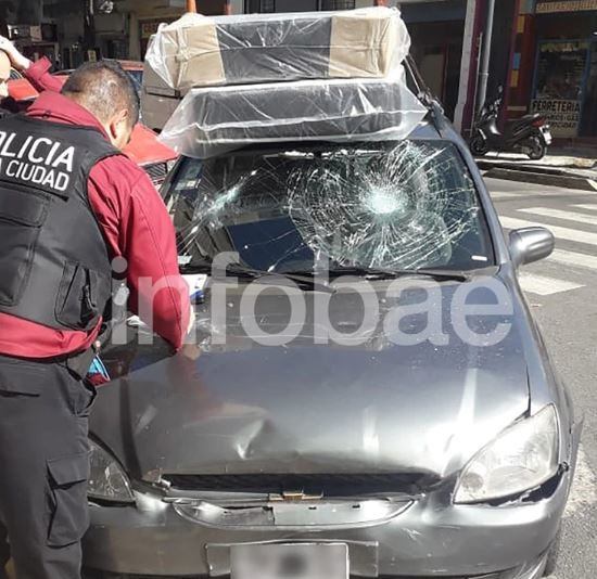 Así quedó el vehículo del sujeto que discutió con el taxista (Foto: Infobae)