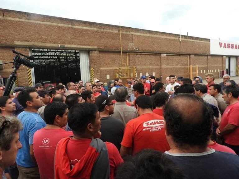 Los trabajadores decidieron tomar Vassalli ante lo que consideraron como un vaciamiento en cubierto. (Radio Firmat)