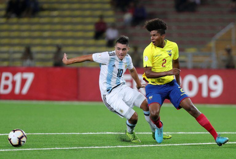 El argentino Matías Palacios (i) disputa el balón con el ecuatoriano Jordan Morán (d) durante un partido de la última fecha del hexagonal final del Sudamericano Sub'17 entre Argentina y Ecuador. EFE/ Ernesto Arias