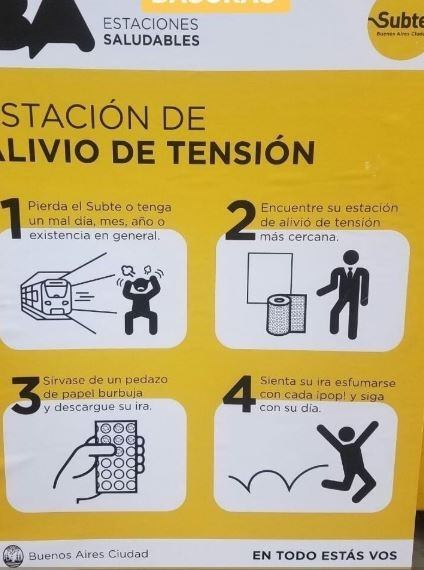 El cartel fue pegado en la estación Plaza Italia, de la línea D.