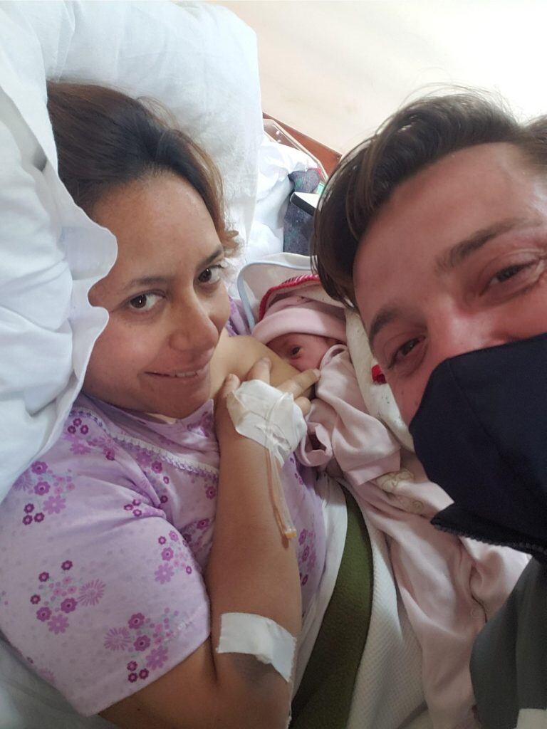 Isabella Milagros Bazan junto a mamá Natalí y papá Gustavo