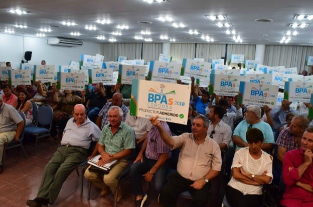 Entrega de créditos a productores rurales del sur de la provincia de Córdoba.