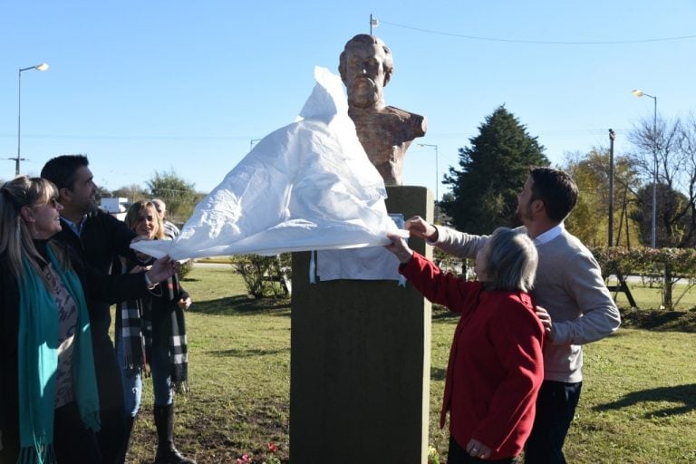 Momento del emplazamiento del busto del General Martín Miguel de Güemes.