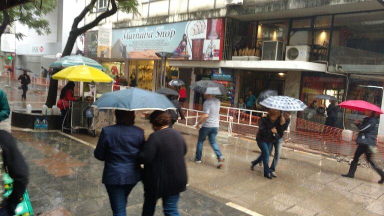 La lluvia comenzó a generar problemas en Córdoba, sobre todo en el tránsito por las calles de la ciudad.