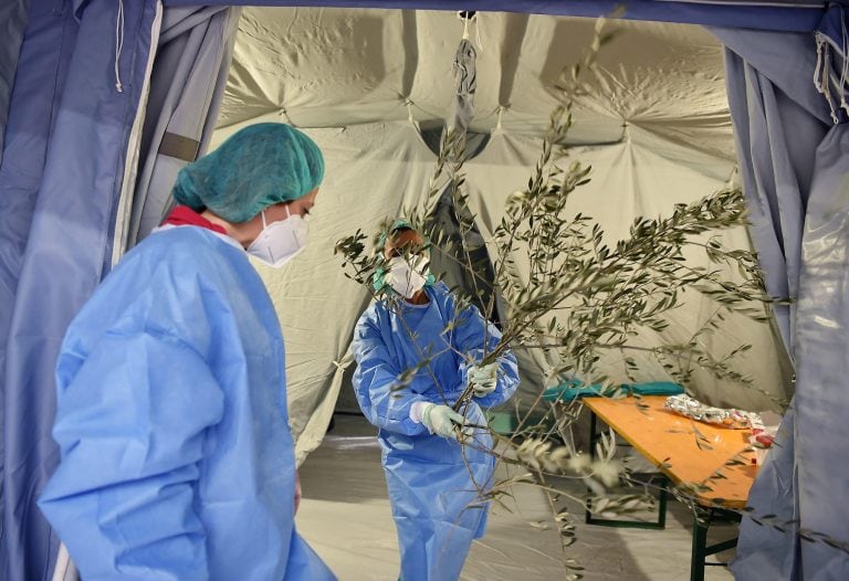 En el Domingo de Ramos acercaron una muestra de afecto al personal de la salud en Turín (Foto: EFE/EPA/ALESSANDRO DI MARCO)