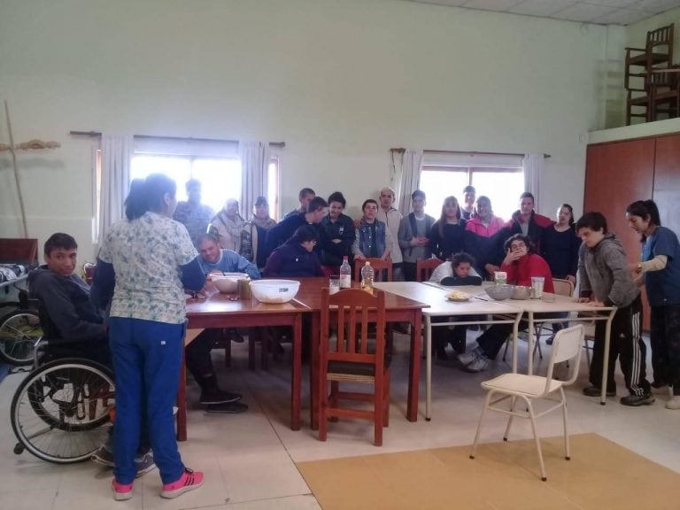 El Centro de Estudiantes del Ipet Paravachasca de Alta Gracia, realizando donaciones a Crecer.