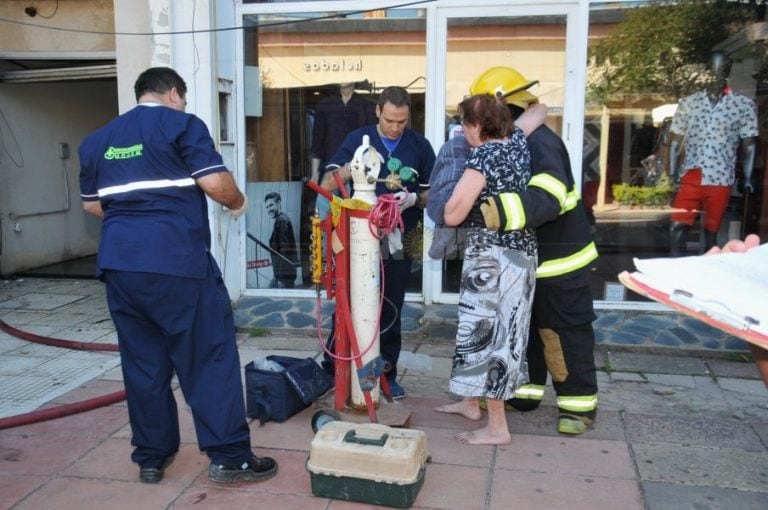 Algunas personas debieron ser asistidas con oxígeno.(Foto: Norte)