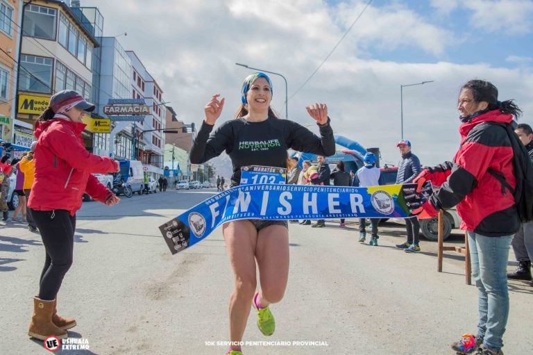 Ganadora en mujeres 10k - Carrera Servicio Penitenciario TDF . Fotos: León González.