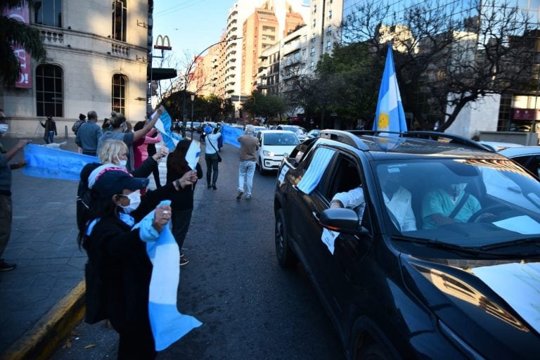 Una multitudinaria marcha, con apoyo de los vecinos que salieron a saludar en el recorrido, como en Patio Olmos.