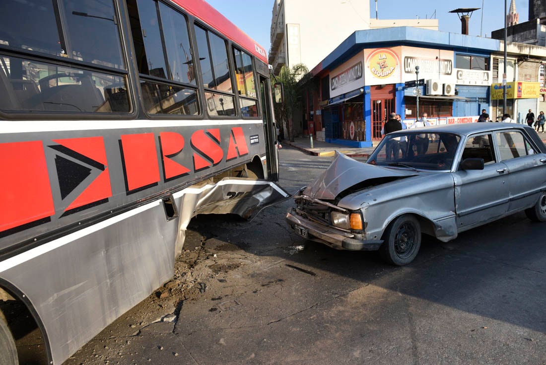 Un choque entre un Ford Falcon y un colectivo de la empresa Ersa frente a la estación de tren Mitre.  El ómnibus no tenía la ITV al día. (Ramiro Pereyra)