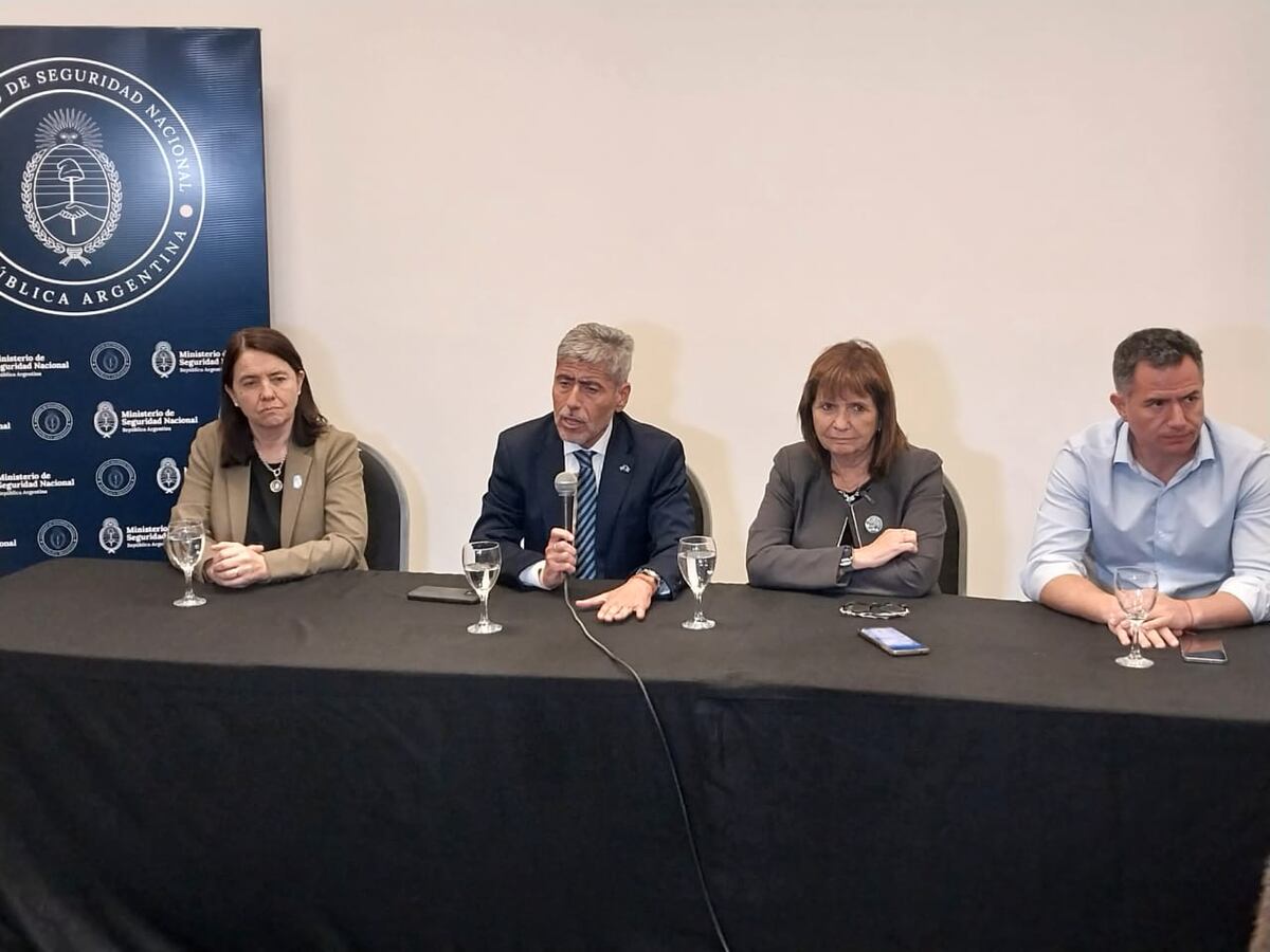 El ministro de Seguridad, Juan Pablo Quinteros, acompaña a la ministra de Seguridad Nacional, Patricia Bullrich, en el marco de la presentación del proyecto de Ley Anti Barras. (Javier Ferreyra / La Voz).