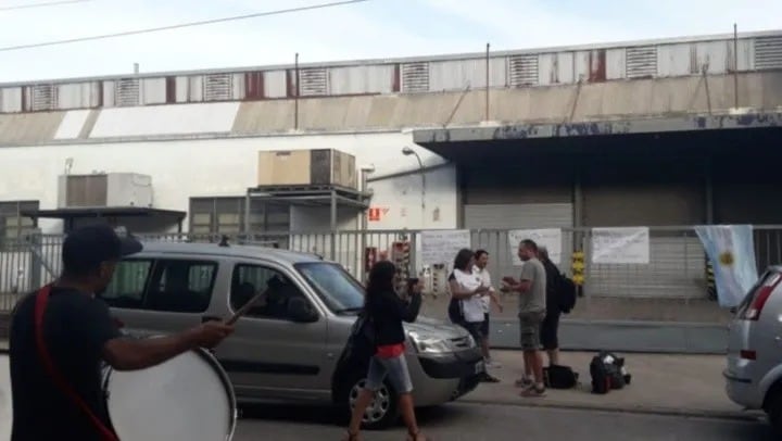 Protesta en las afueras de la firma en Buenos Aires.