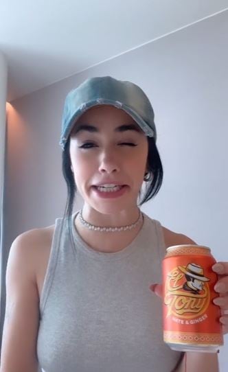 Lali probando "mate en lata"