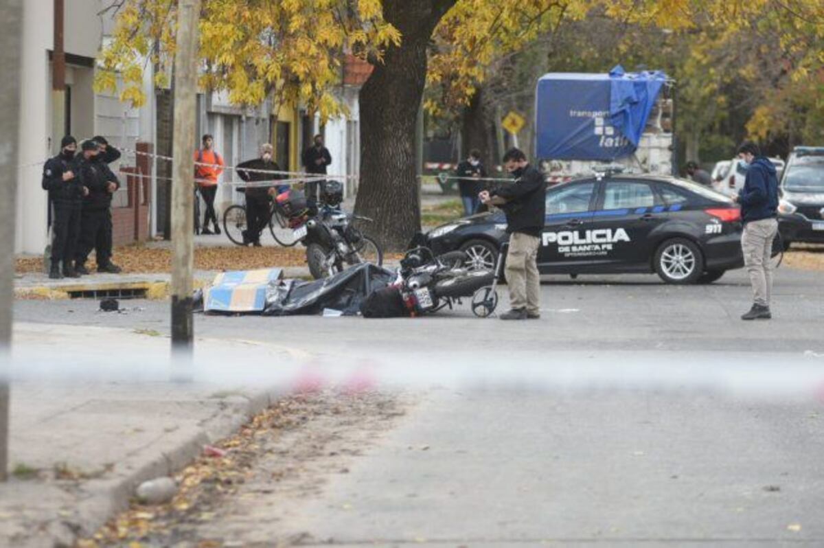 Un policía murió al ser arrollado por un colectivo en el barrio Cura de Rosario