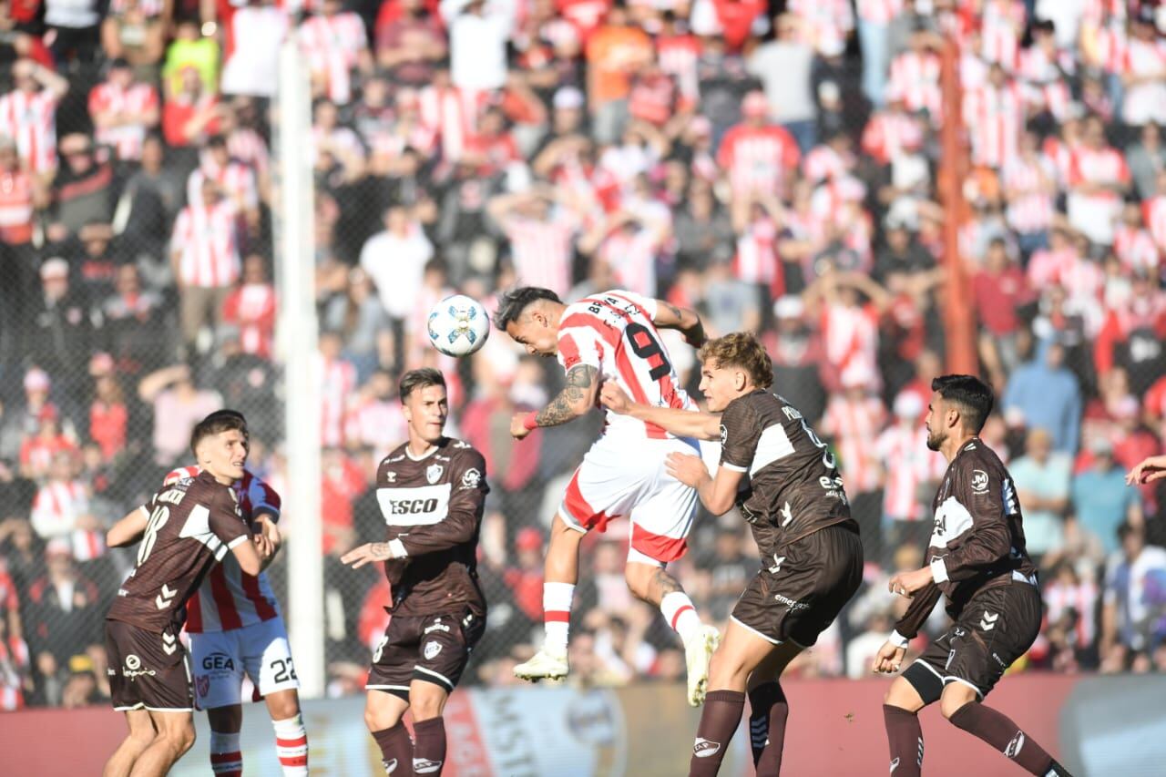 Facundo Suárez festeja el 2-0 de Instituto ante Platense, por la Liga Profesional, en el Monumental de Alta Córdoba. (Javier Ferreyra / La Voz)