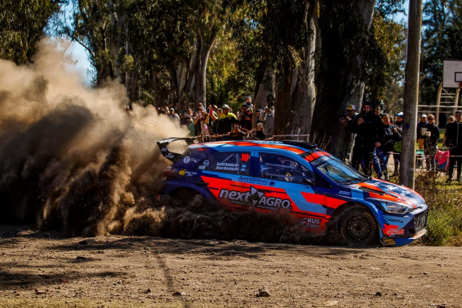 El público acompañó en la sexta fecha del Rally Cordobés.