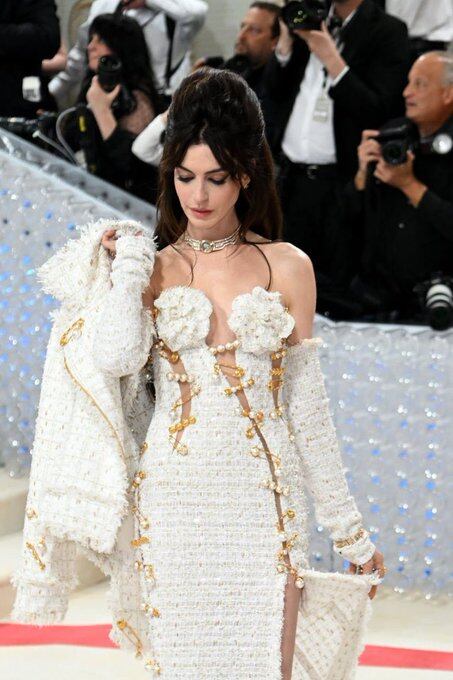 El Chanel inspirado en Versace de Anne Hathaway