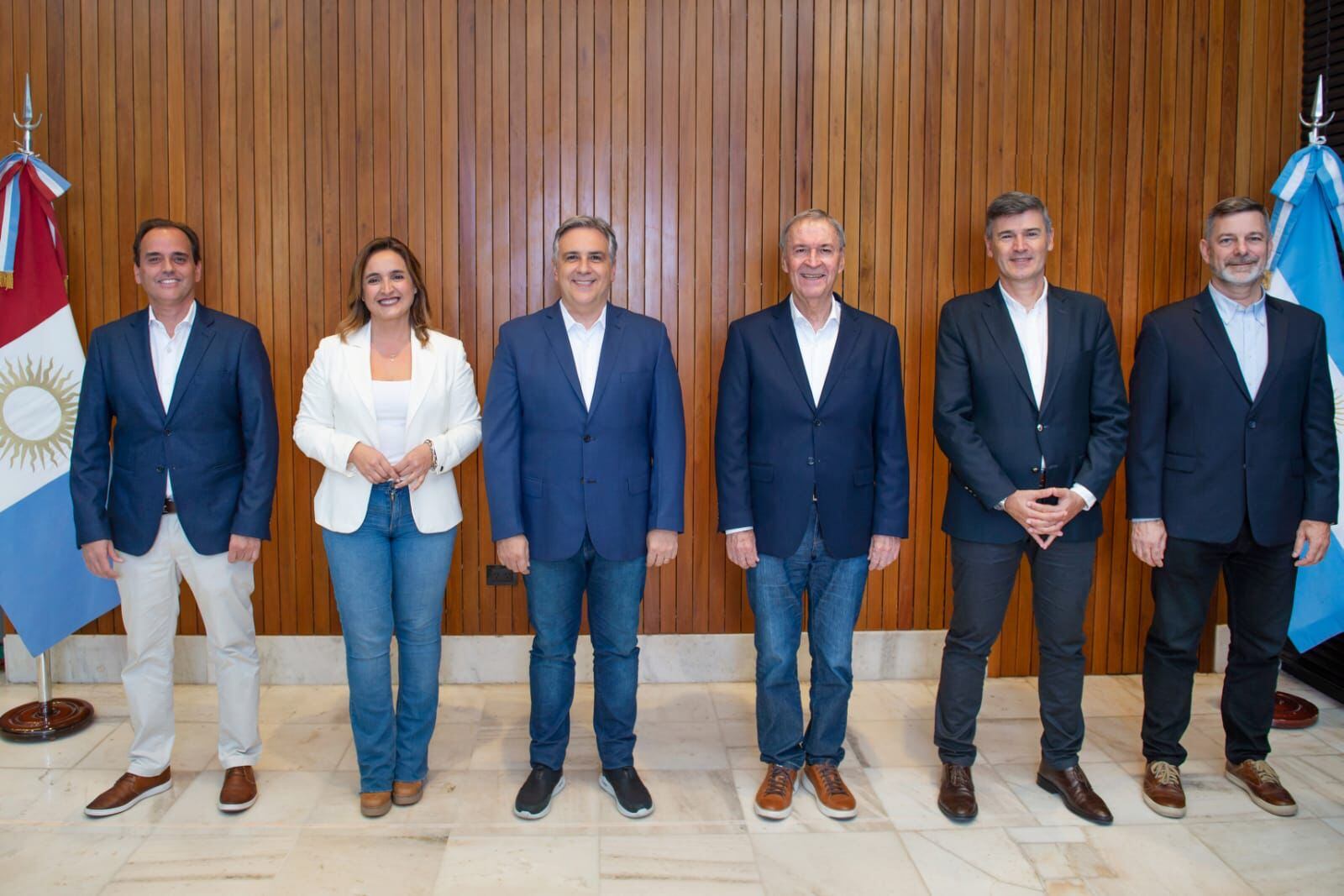 Protagonista. Juan Schiaretti y Martín Llaryora, con las integrantes de las dos fórmulas del oficialismo.