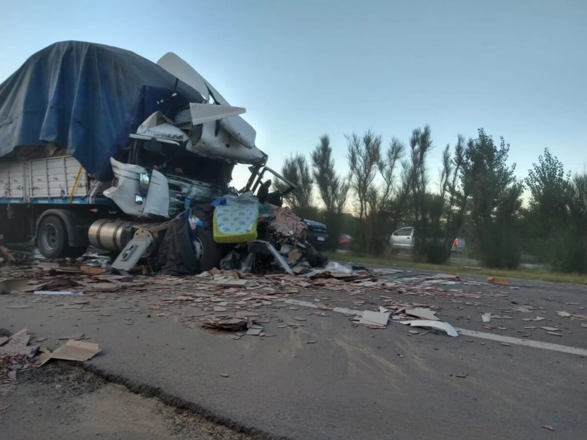 Tremendo accidente entre dos camiones en San Luis