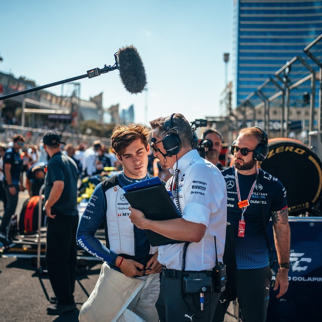 Franco Copapinto recibe, atento, las instrucciones del equipo Williams en el Gran Premio de Azerbaiyán. (IG Franco Colapinto)