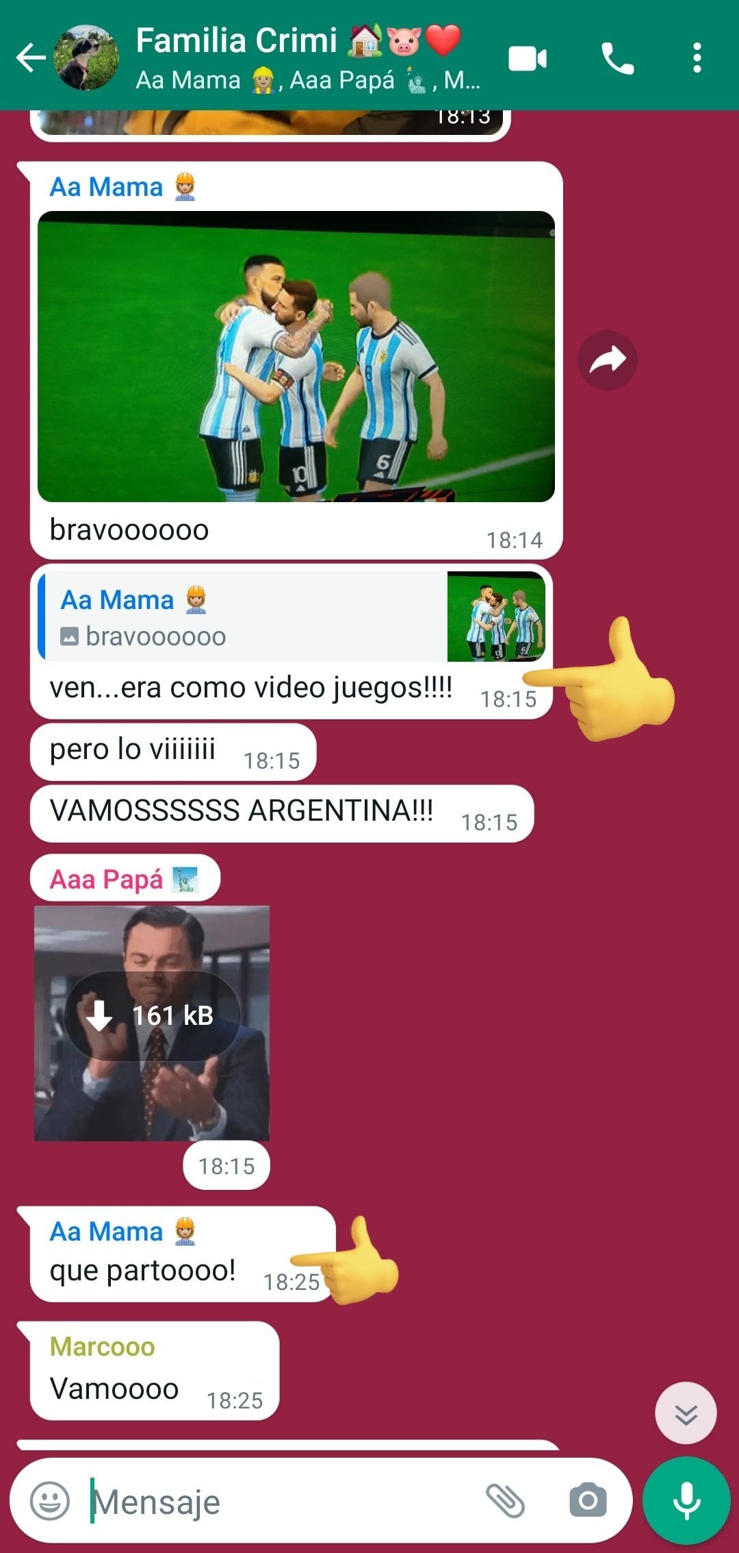 La conversación entre la mujer y sus hijos en el grupo familiar de WhatsApp.