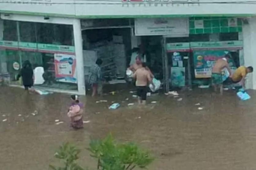 Inundación en Corrientes. Con el agua hasta las rodillas, un grupo de vecinos saqueó una farmacia. (Captura de video)