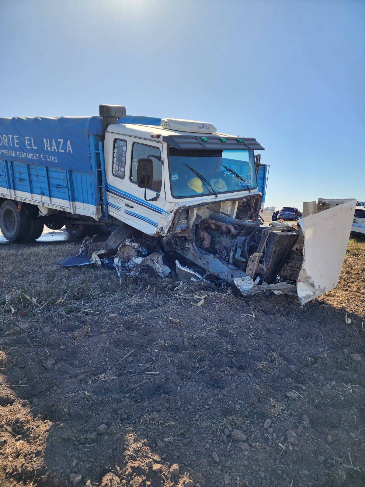 Así quedó el camión luego de chocar contra la camioneta. (Policía)