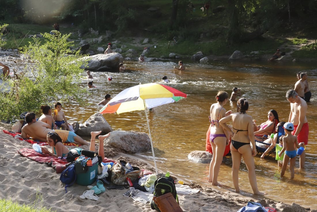 Vacaciones con altas temperaturas en el comienzo del verano. Balneario El Fantasio Carlos Paz. Foto Yanina Bouche