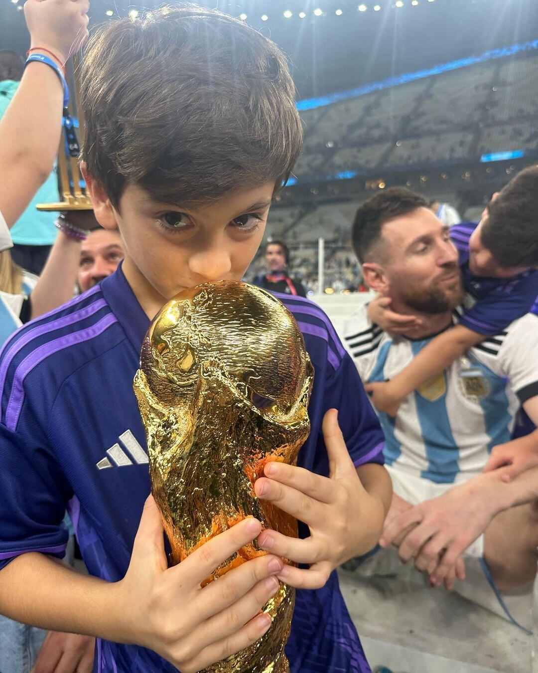 Thiago Messi con la Copa del Mundo.