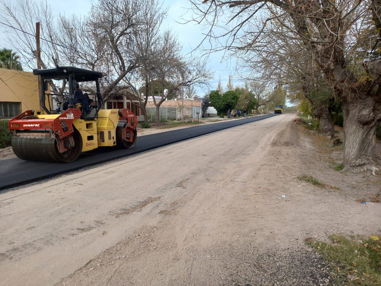 Asfaltan en el caso urbano en Salto de las Rosas. 