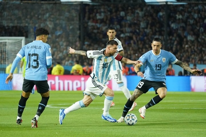 Con goles de Ronald Araújo y Darwin Núñez, el equipo de Bielsa derrotó a la Selección en La Bombonera. Ultimo partido de Messi en la Argentina. / Gentileza.