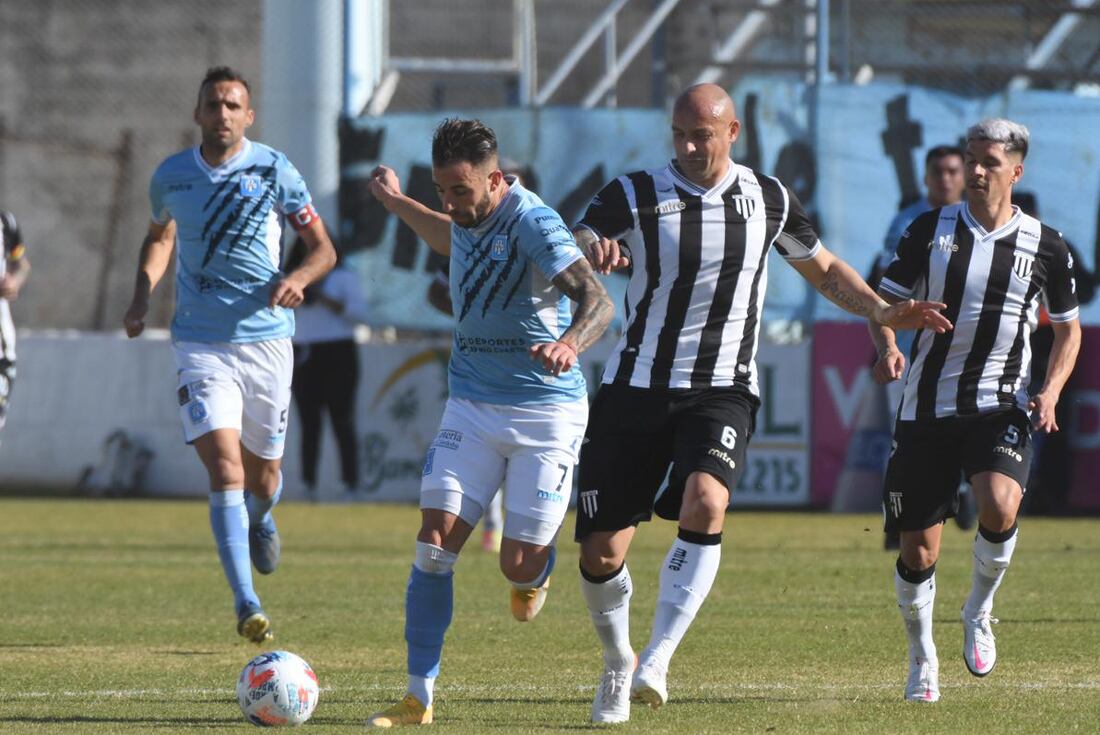 Gimnasia de Mendoza y Estudiantes de Río Cuarto se enfrentan este sábado por el torneo Primera Nacional. (Tomy Fragueiro)