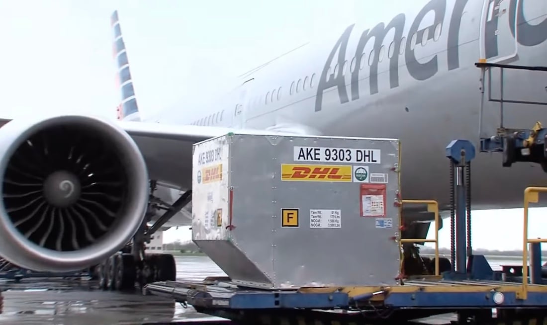 Arribo de más dosis de la vacuna Pfizer en un vuelo comercial de American Airlines desde Estados Unidos.