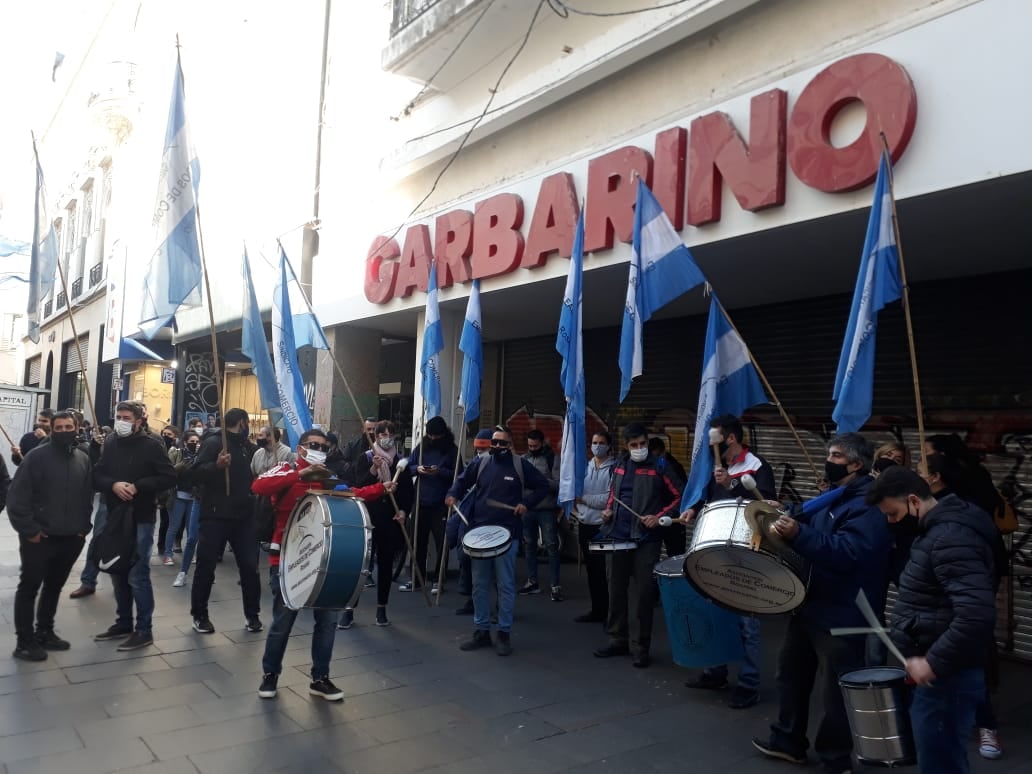 Protesta de Empleados de Comercio frente a Garbarino en Rosario