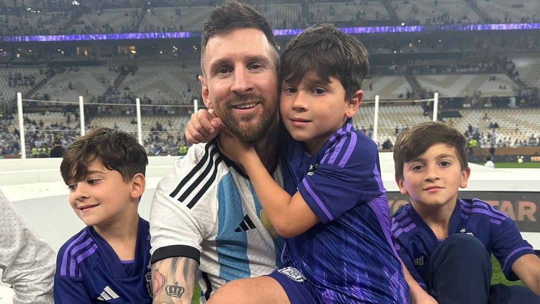 Lionel Messi y sus tres hijos tras ganar el Mundial de Qatar.