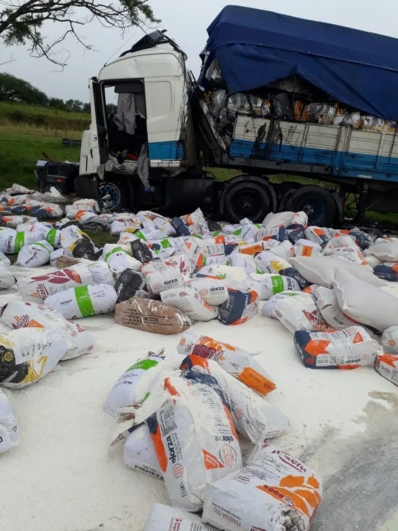 Choque de 2 camiones en Villa Mercedes