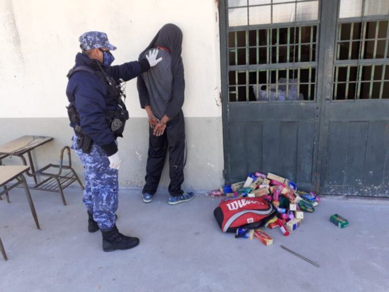 Detuvieron a dos jóvenes que robaron en una escuela.