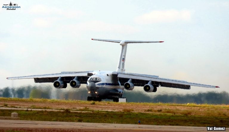 La imponente nave rusa arriba al aeropuerto mendocino.