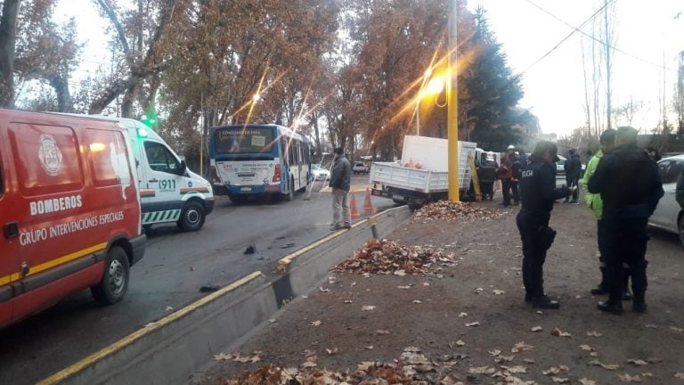 Una camioneta fue a parar dentro de la acequia tras el choque.