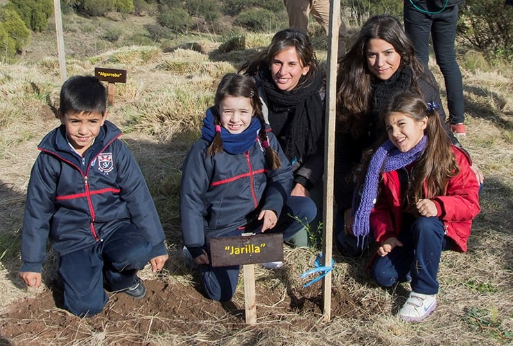 Alumnos también plantaron árboles autóctonos.