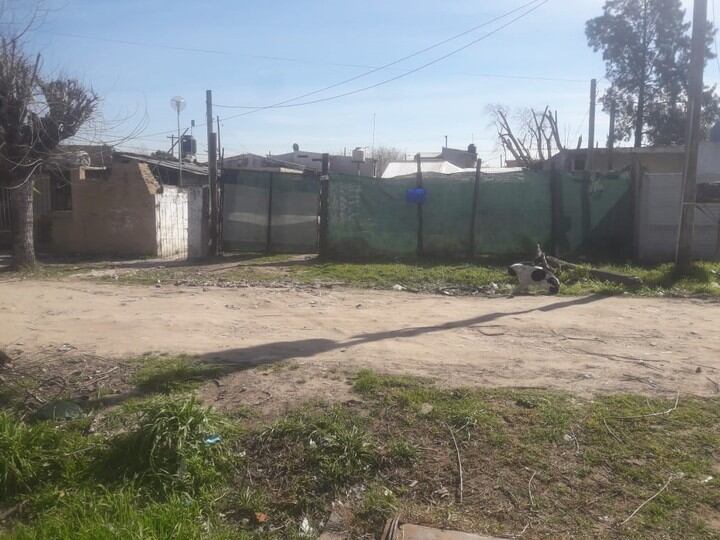 La casilla donde vivían los padres del bebé abandonado en Florencio Varela junto a sus dos hijos.