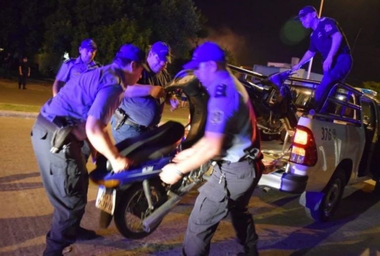 Operativo de la Policía de Corrientes en el barrio Mil Viviendas. (Foto: Época)