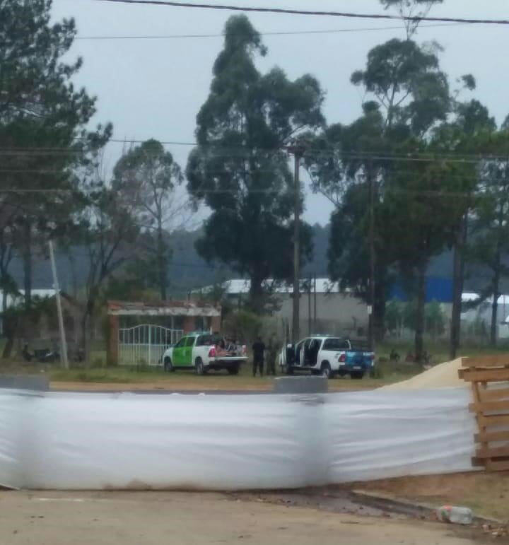 La policía detuvo un partido de fútbol y los llevó preso a los futbolistas.