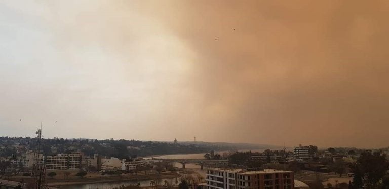 Humo y tonalidad "anaranjada" invadiendo la ciudad. (Foto: gentileza Gastón Gil).