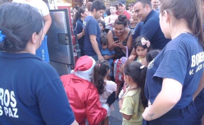 Bomberos Voluntarios recorrieron las calles de Carlos Paz junto a Papá Noel