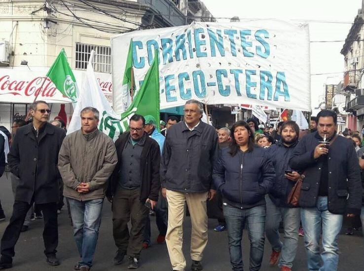 Marcha de trabajadores en el centro de Corrientes