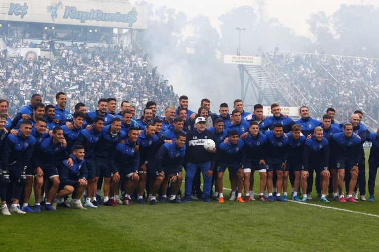 Diego Armando Maradona posa con el equipo (EFE/Demian Alday)